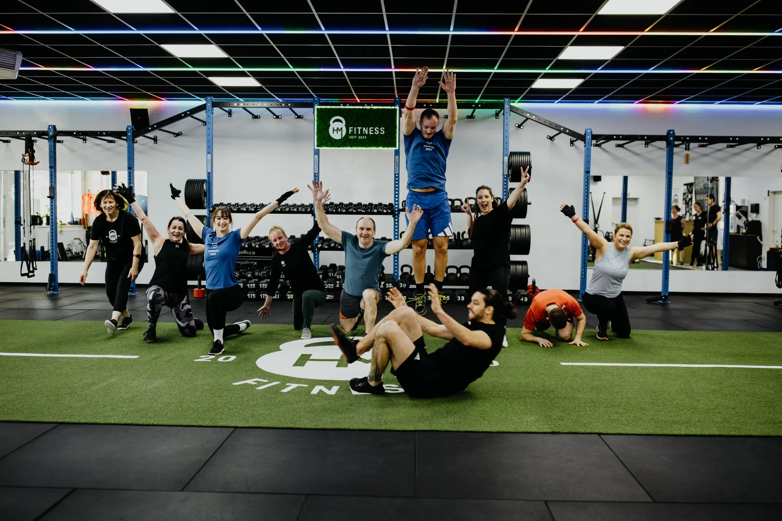 Mitglieder feiern nach dem Training im HM Fitness Studio