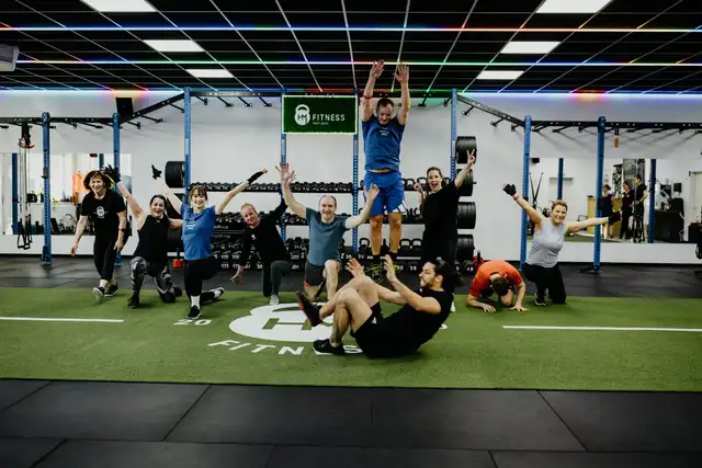 Mitglieder von HM Fitness feiern gemeinsam nach dem Training