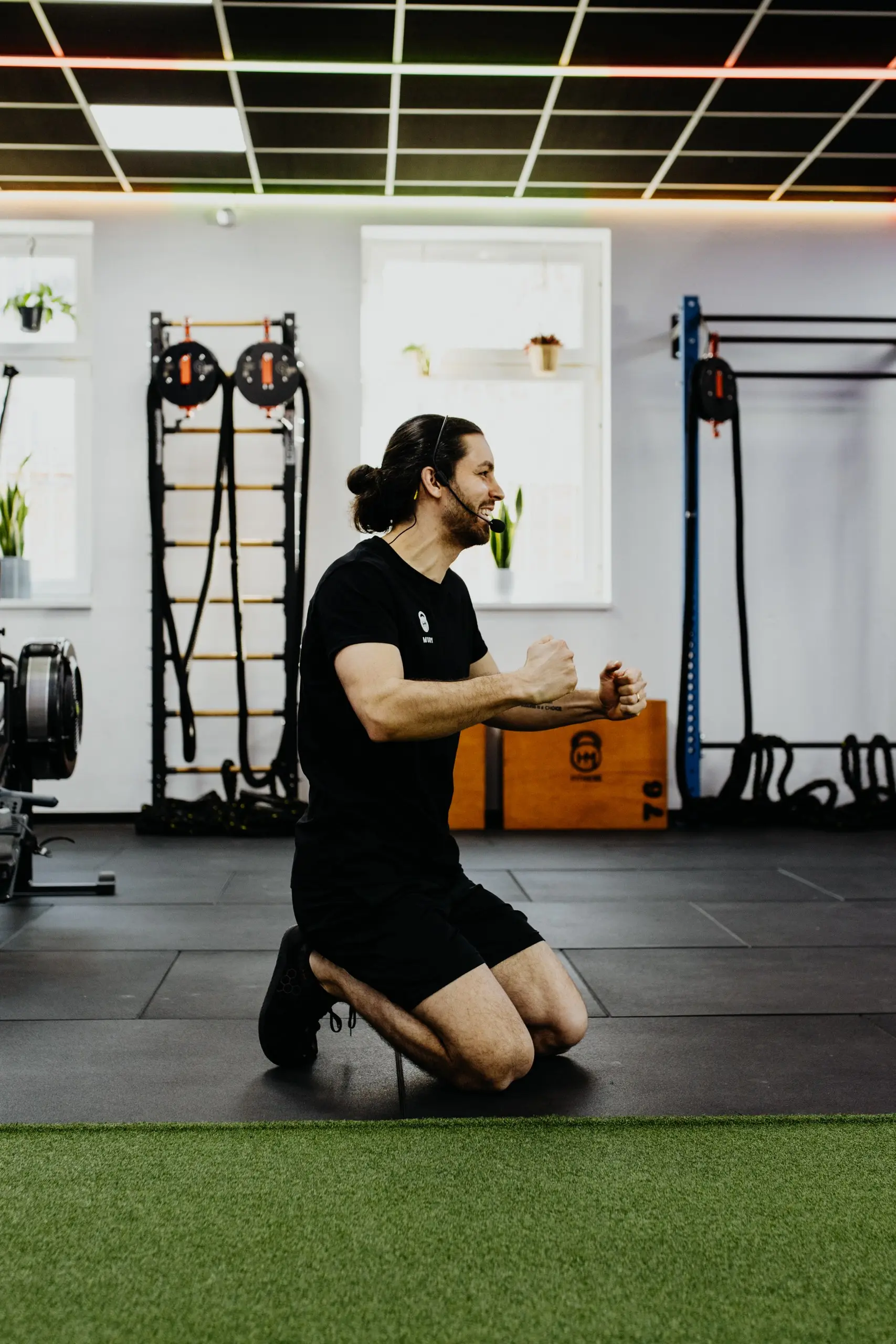 Coach Mury korrigiert eine Übung auf der Trainingsfläche im HM Fitness Studio