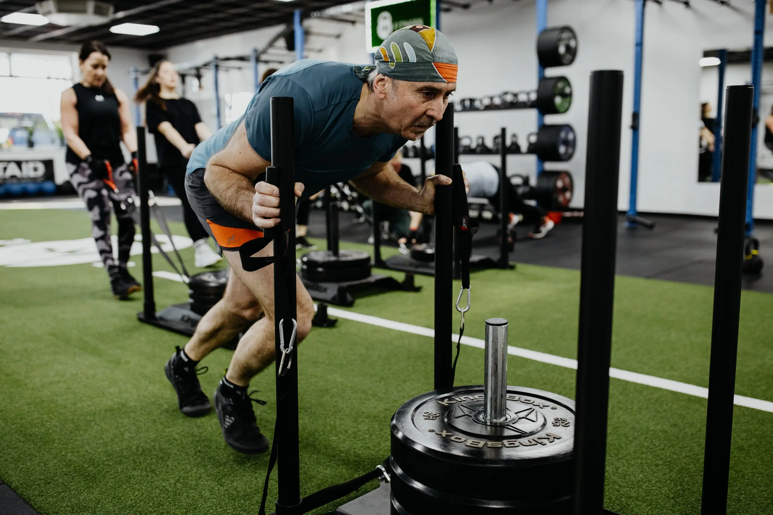 Mitglied beim Schlittenschieben im Group Training bei HM Fitness